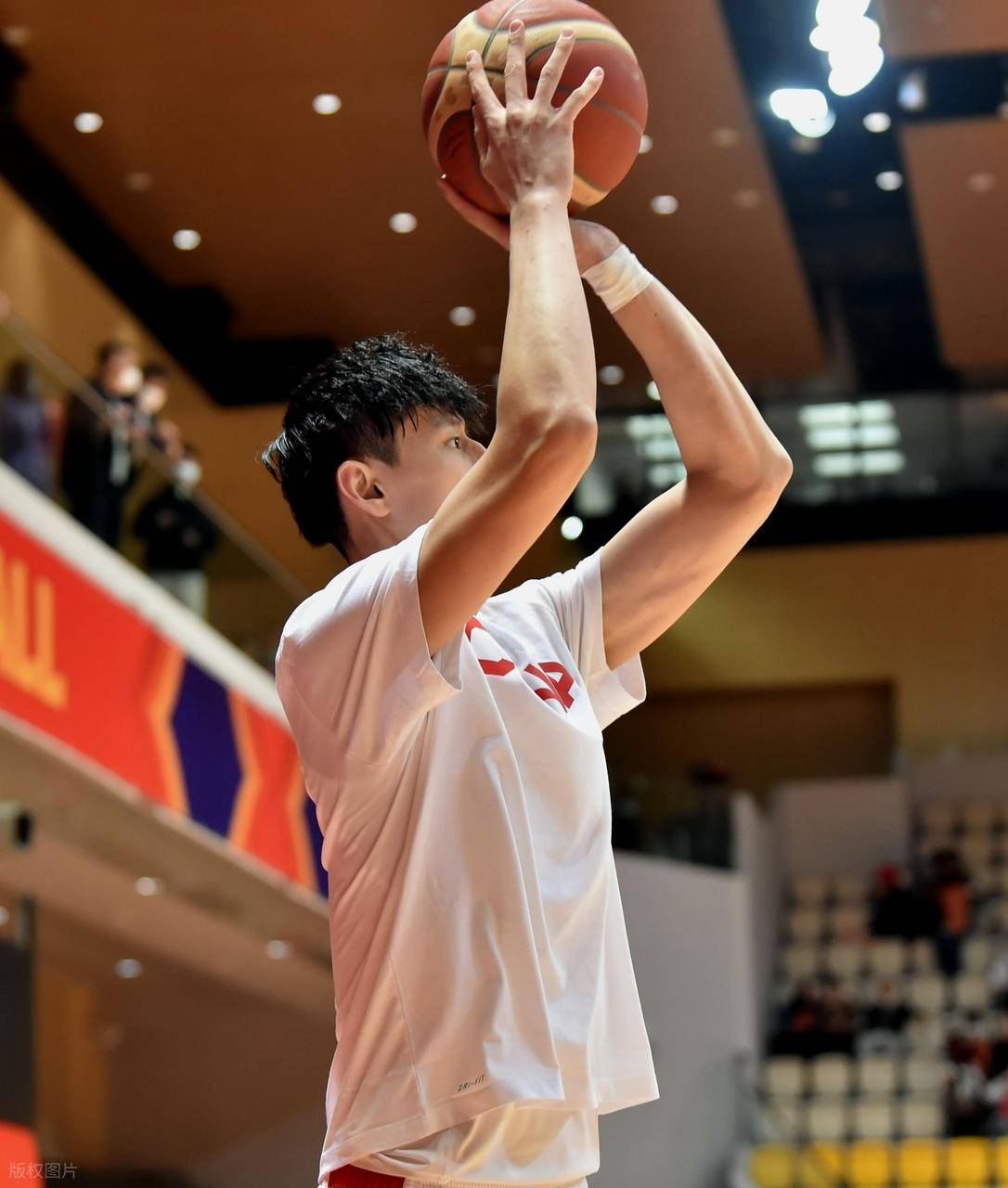 赛地聚焦：CBA常规赛赛后热度飙升；拜仁慕尼黑官宣签约；震撼外界；赛程密集仍需轮换的简单介绍